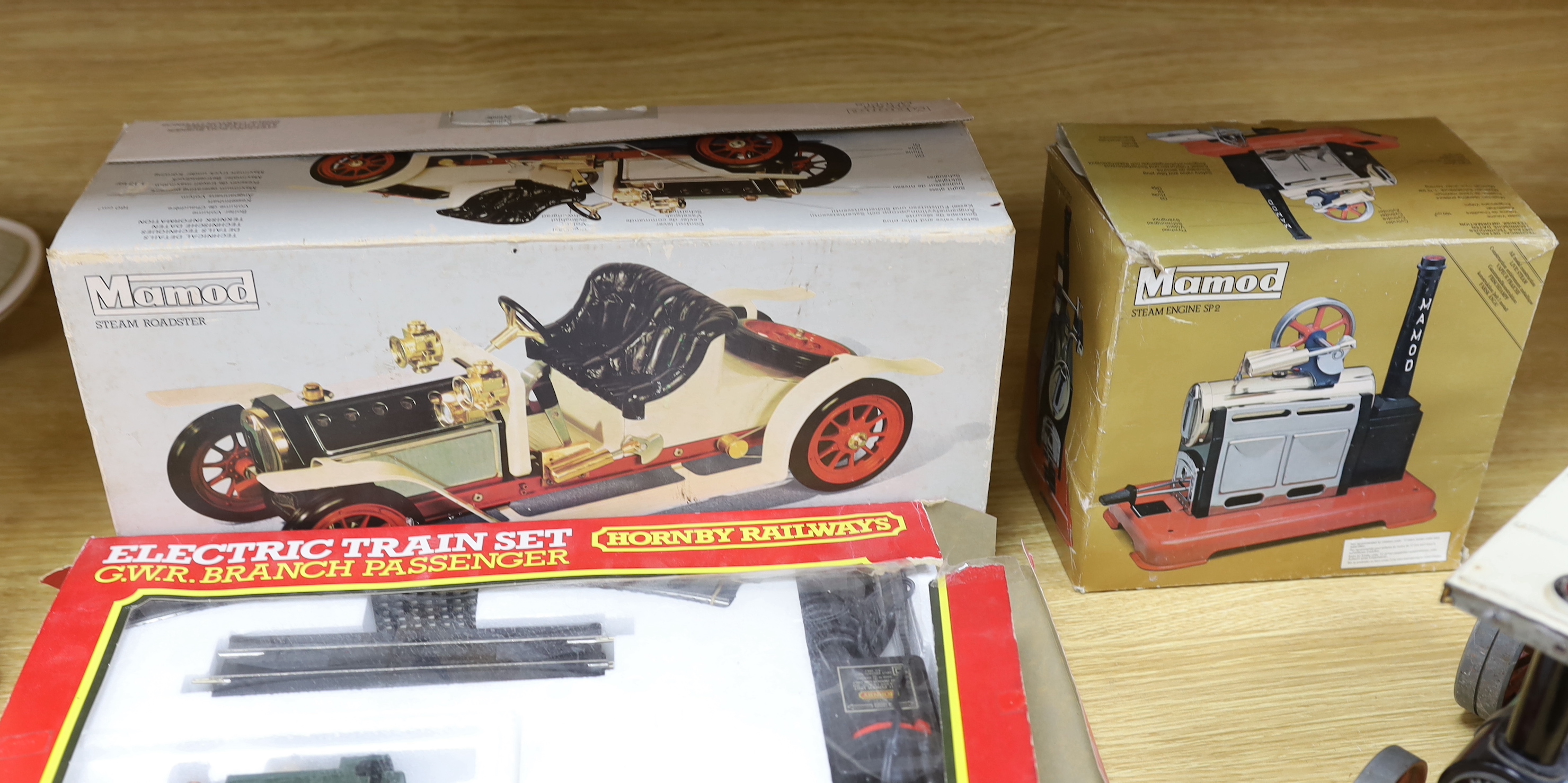 A Hornby Railways GWR passenger set, a Mamod steam roadster, a Mamod steam engine SP 2, all boxed, and a Mamod steam tractor (4)